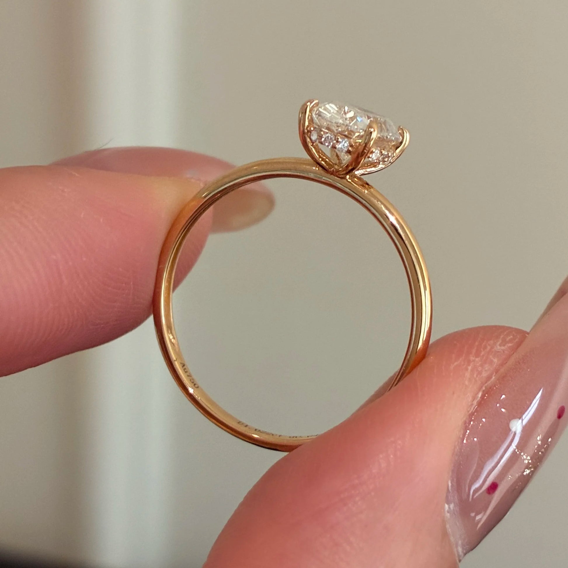 オーバルカット サイドハロー リング（センターストーン1.0ct）