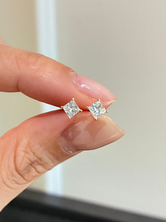 プリンセスカット 4本爪 スタッドピアス