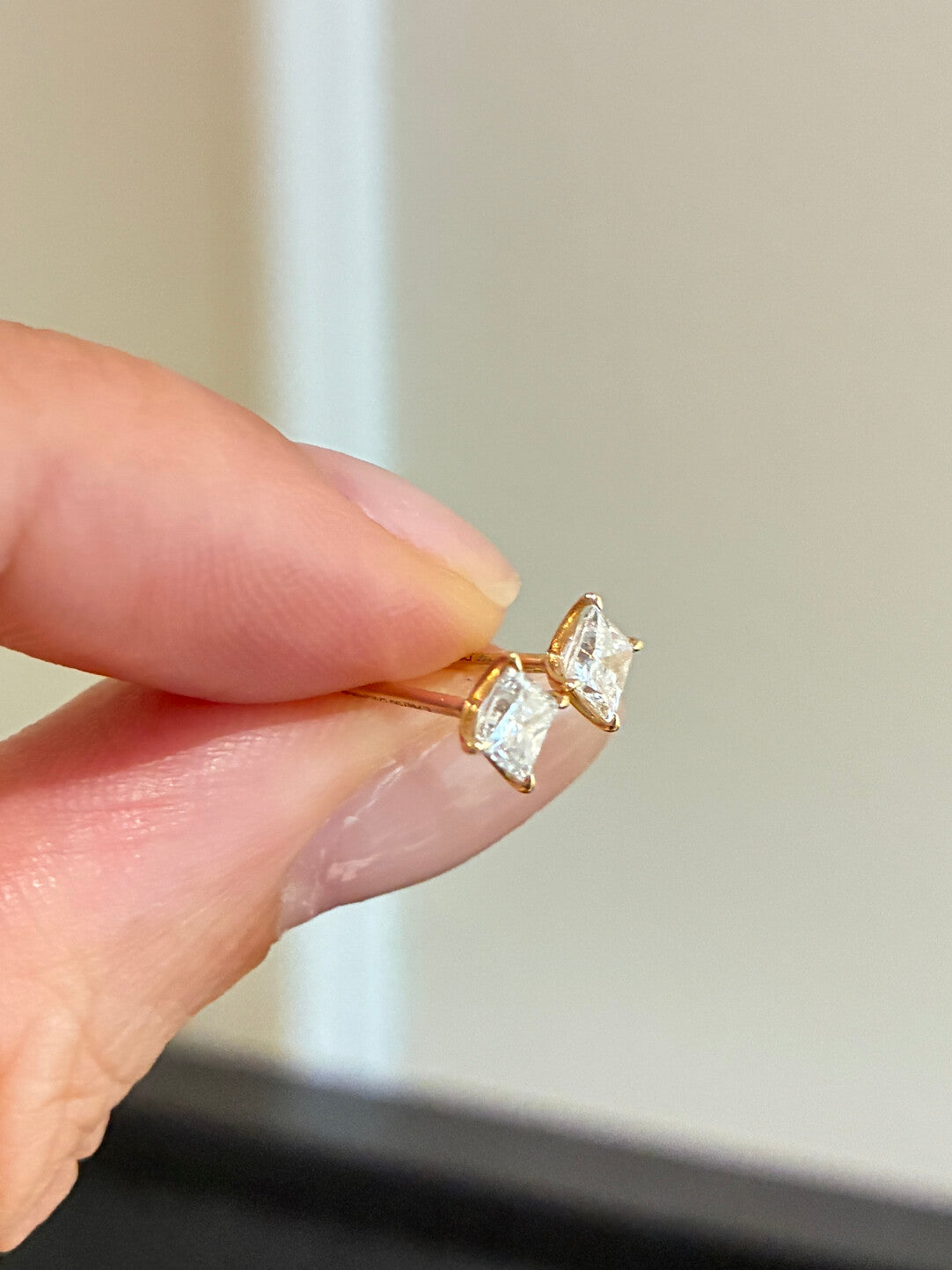 プリンセスカット 4本爪 スタッドピアス